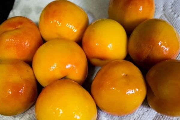 هلو بدون پوست برای تهیه مارمالاد
