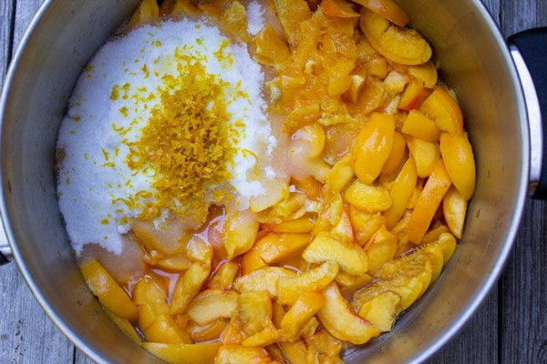 مواد مارمالاد هلو در قابلمه