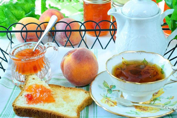 سرو مارمالاد هلو با نان و چای