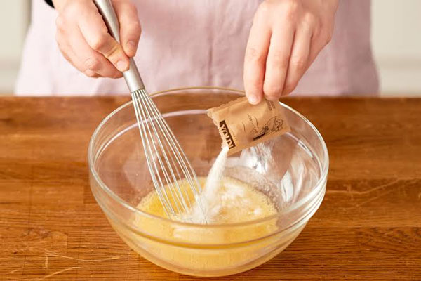ترکیب پودر ژله با آب جوش برای تهیه روکر موز