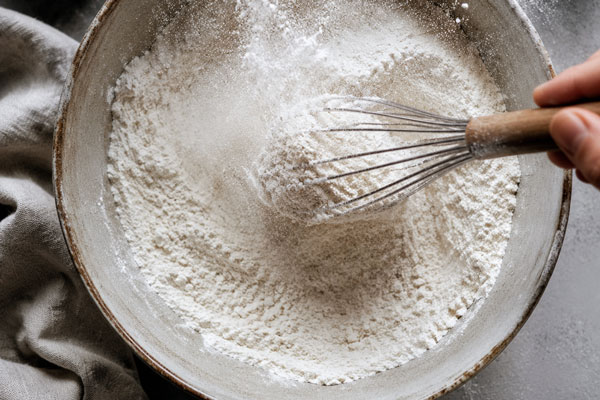 مخلوط کردن مواد خشک در تهیه شیرینی سنتی ایرلندی