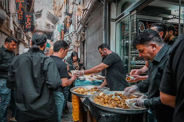 پخش نذری ساده در محرم در بازار تهران