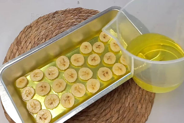 چیدن موز حلقه ای و ریختن مایه ژله در قالب برای تهیه روکر موز