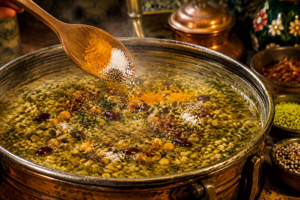 مزه دار کردن آش ترخینه با نخود