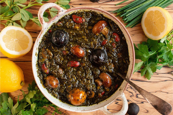 سرو قورمه سبزی با پنیر کبابی 