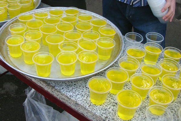 شربت زعفران نذری در لیوان یکبار مصرف