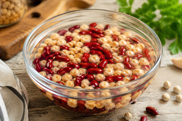 خیساندن حبوبات برای تهیه آش ترخینه با نخود