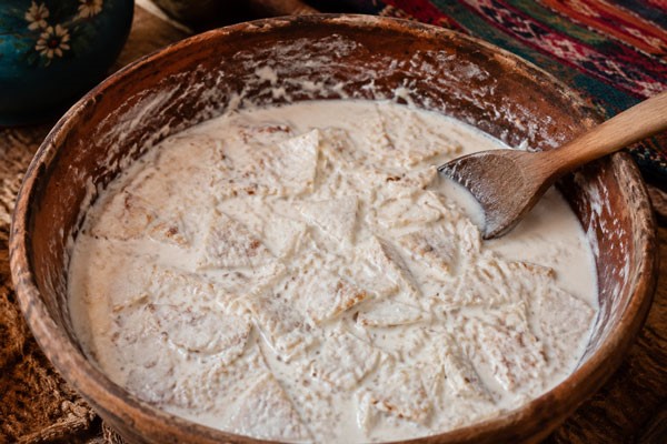 خیساندن ترخینه در دوغ برای آش ترخینه لرستان