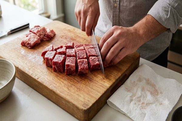 خرد کردن گوشت در ابعاد خورشتی برای تهیه پاستا