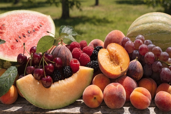 خوردن میوه‌های تابستانی