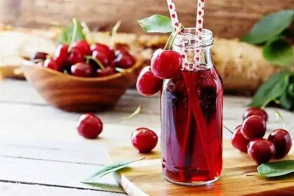 شربت آلبالو برای پذیرایی در تابستان