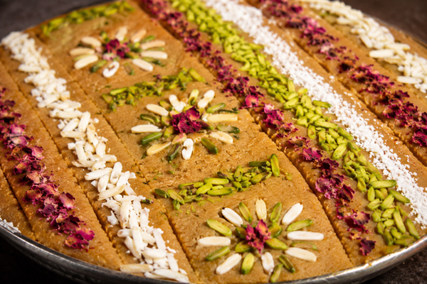 تزئین حلوا با مغزیجات