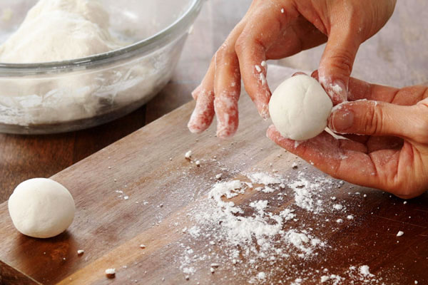 شکل دادن به خمیر موچی با آرد گلوتینوس