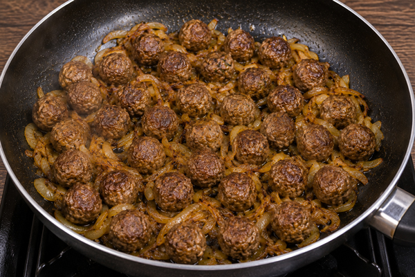 سرخ کردن قلقلی‌ها در تهیه خورشت داود پاشا با گوشت چرخ کرده
