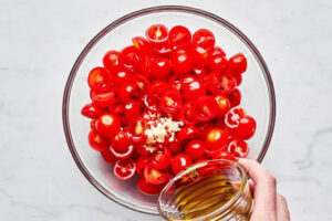 ترکیب روغن زیتون با گوجه گیلاسی برای تهیه گوجه گیلاسی کانفی