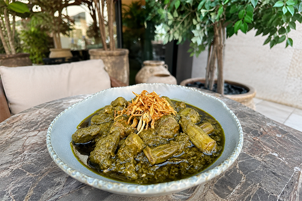 خورشت بامیه با سبزی تزیین شده با پیاز داغ