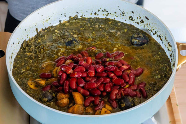 خورشت قورمه سبزی نپخته در قابلمه