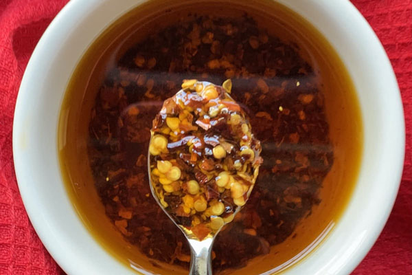 ترکیب روغن زیتون و پودر چیلی برای تهیه روغن چیلی 