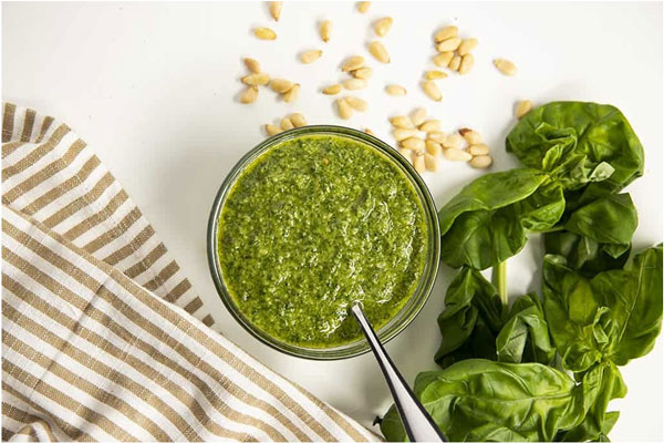 سس پستو در کاسه شیشه ای برای تهیه بروسکتای پستو چیاتلا