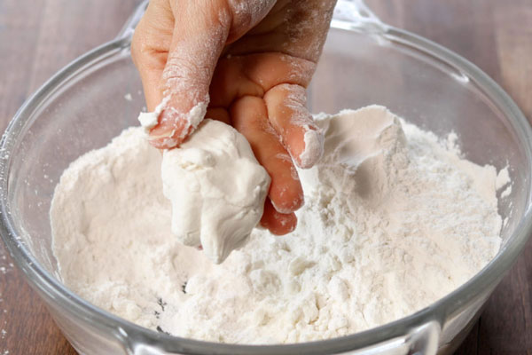 تهیه خمیر اولیه برای تهیه موچی با آرد گلوتینوس