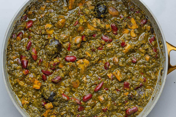 خورشت قورمه سبزی گیاهی پخته در قابلمه
