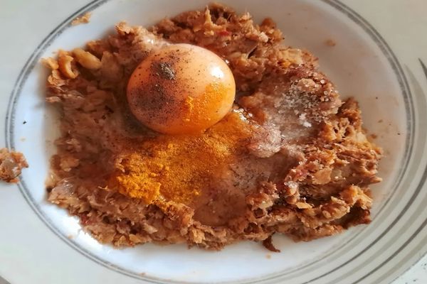 ترکیب گوشت کوبیده و تخم مرغ و ادویه ها