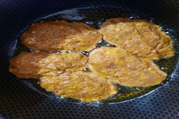 سرخ کردن کتلت گوشت کوبیده