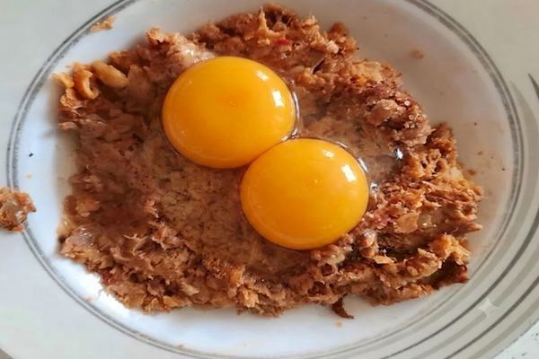 اضافه کردن تخممرغ به گوشت کوبیده