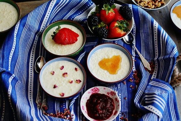 شیر برنج تزیین شده با میوه