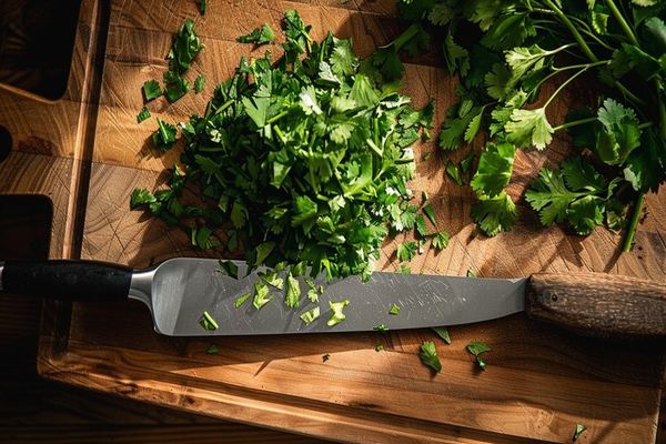 جعفری ریزخرد شده روی تخته چوبی