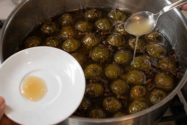 افزودن آبلیمو به مربا گردو با پوست سبز و بررسی قوام آن