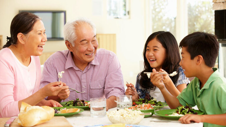 خانواده چینی در حال خوردن غذای سالم چینی