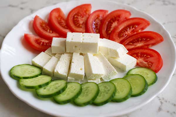 تزیین پنیر صبحانه با گوجه و خیار