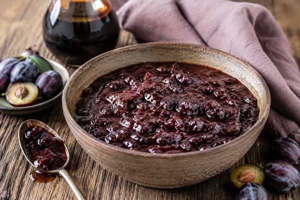 یک کاسه سس اکبر جوجه با آلو جنگلی