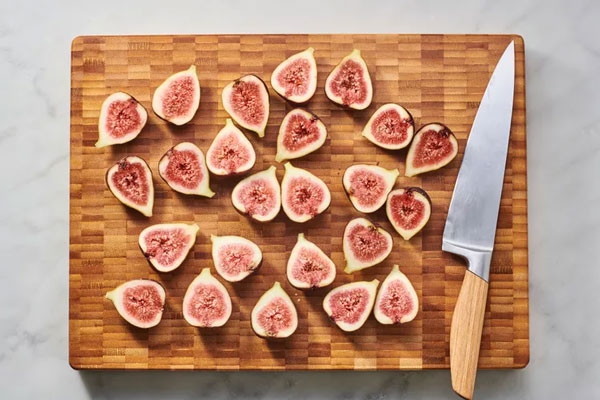 خرد کردن انجیر با چاقو برای تهیه سالاد انجیر 