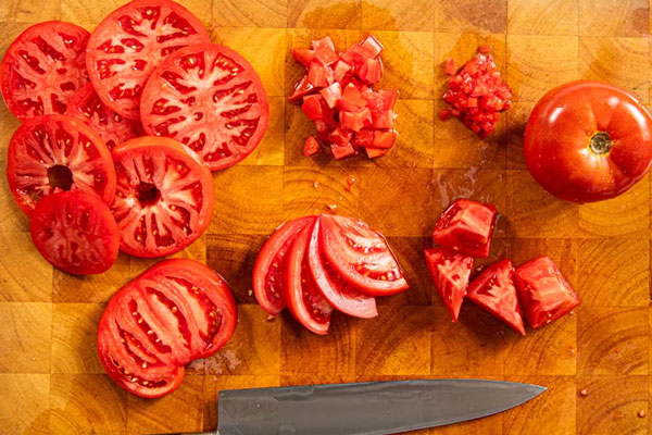 خرد کردن گوجه فرنگی با چاقو برای اشکنه 