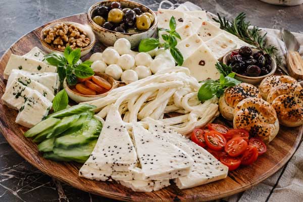 تزیین انواع پنیر صبحانه در میز پذیرایی