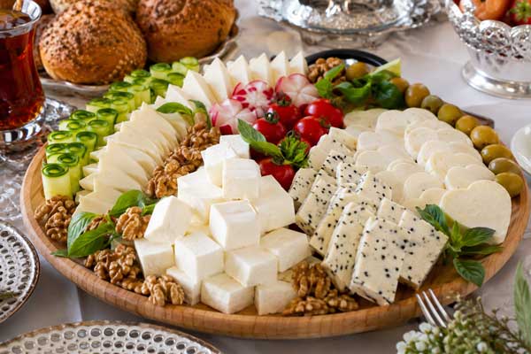تزیین انواع پنیر صبحانه به شکل مجلسی برای پذیرایی