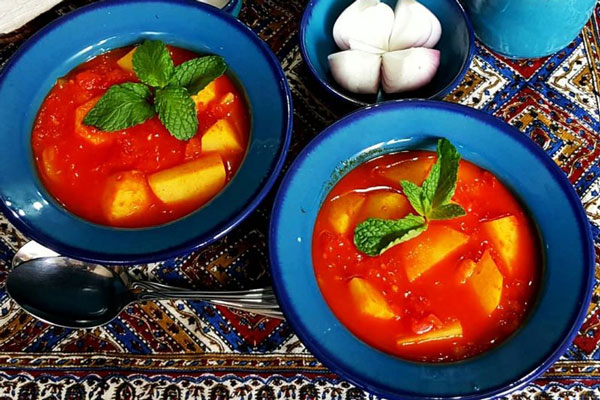 اشکنه گوجه در کاسه سفالی 