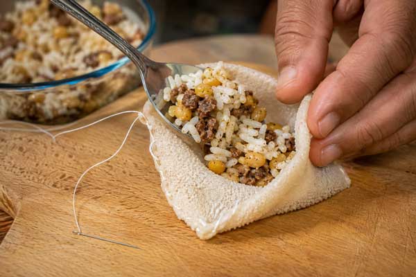 پر کردن شکمبه‌ها برای تهیه گیپای کرمان