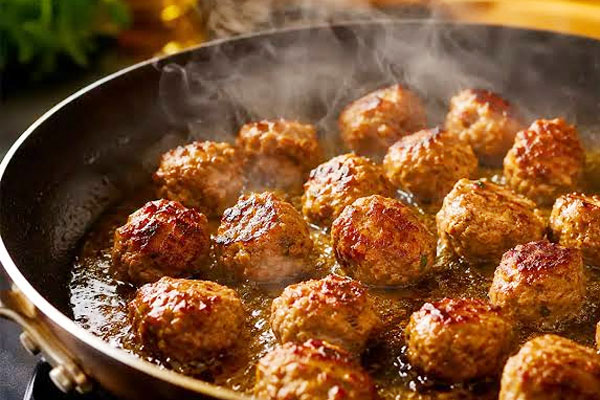 سرخ کردن گوشت قلقلی برای تهیه دال عدس بوشهری