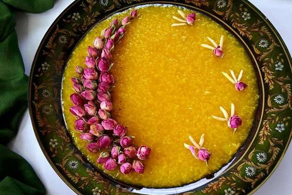 گل محمدی و خلال بادام روی شله زرد