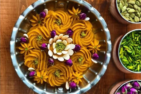 تزیین حلوا با گل محمدی 