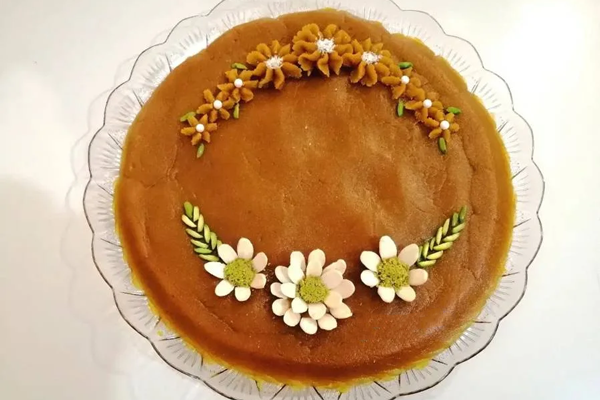 تزیین به شکل گل با پرک بادام 
