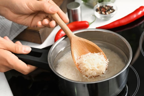 جوشاندن برنج برای آبکش کردن چلو