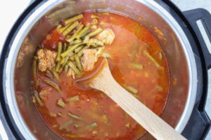 خورشت لوبیا سبز آماده شده در قابلمه