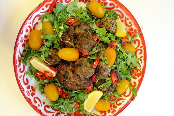 کتلت کینوا در بشقاب چینی 