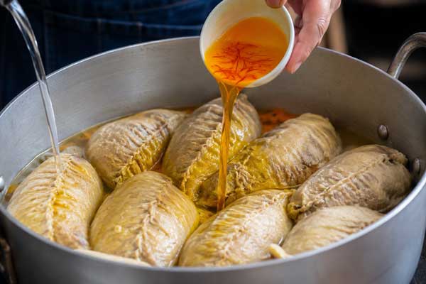 چیدن شکمبه‌های پر شده در قابلمه برای تهیه گیپای کرمان