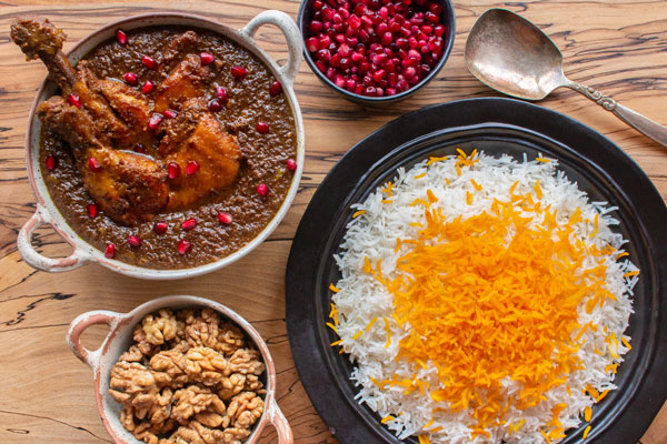 سرو چلو کره زعفرانی با خورشت
