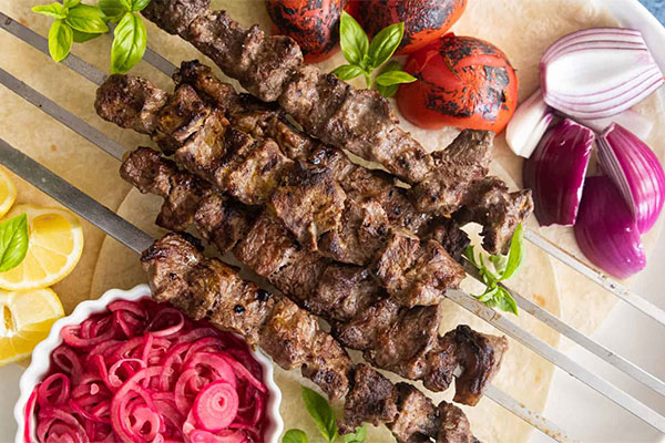 کباب چنجه با سس سویا روی سیخ با دورچین